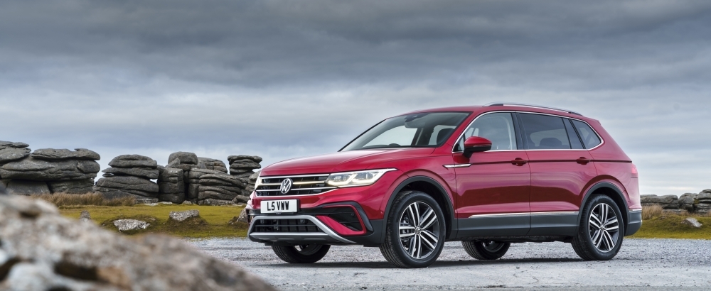 BÁO GIÁ VILORAN MỚI NHẤT - BÁO GIÁ CÁC DÒNG XE VOLKSWAGEN CẬP NHẬT 2025 7 The latest generation of the hugely capable, flexible and popular Volkswagen Tiguan Allspace arrived in right-hand drive form (2021) with a raft of important upgrades which ensures this impressive SUV retains its position as a