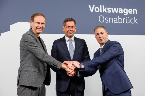 An important signal for the future: (from left) Oliver Blume (CEO of Volkswagen Group), Olaf Lies (Minister-President of Lower Saxony), Tomer Jacob (Managing Director, Aurelius Capital).