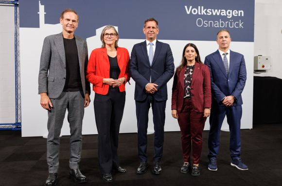 From left: Oliver Blume (CEO of Volkswagen Group), Christiane Benner (First Chairwoman of IG Metall and Deputy Chairwoman of the Supervisory Board of Volkswagen), Olaf Lies (Minister-President of Lower Saxony), Daniela Cavallo (Chairwoman of the Group and General Works Council of Volkswagen AG), Tomer Jacob (Managing Director, Aurelius Capital).