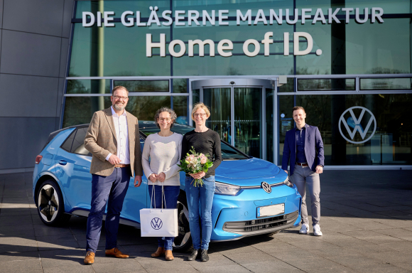 The two millionth vehicle is an ID.3 and was handed over to Kirsten Vormbrock at the Transparent Factory in Dresden