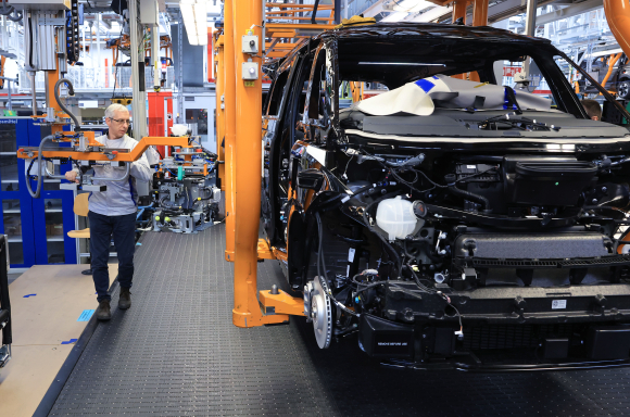 Pre series production of the fully autonomous ID. Buzz has already begun at the Hannover plant, marking the next step toward the industrialization of autonomous mobility in Europe.
