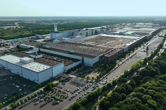 The Volkswagen Commercial Vehicles site in Hannover covers an area of 1.1 million square meters – roughly equivalent to about 153 soccer fields.
