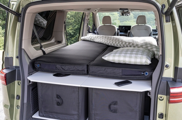 The approximately 200 x 134 centimeter lying surface is based on a multi-layer, breathable construction and promises comfort like at home